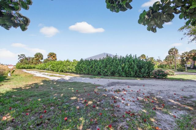 8249 SE Dharlys Street, Hobe Sound, FL 33455