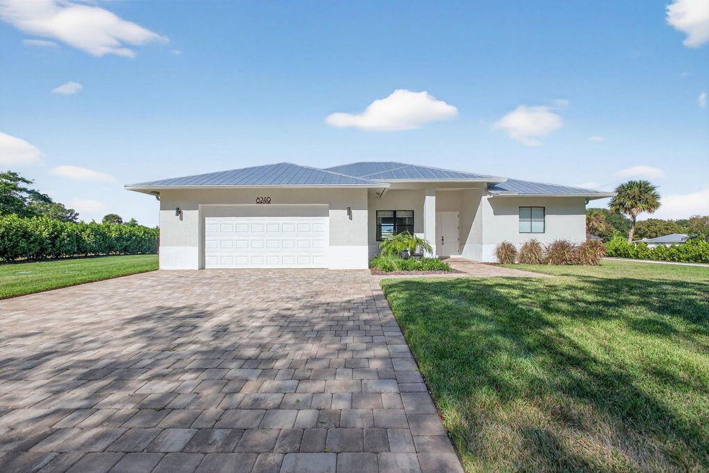 8249 SE Dharlys Street, Hobe Sound, FL 33455