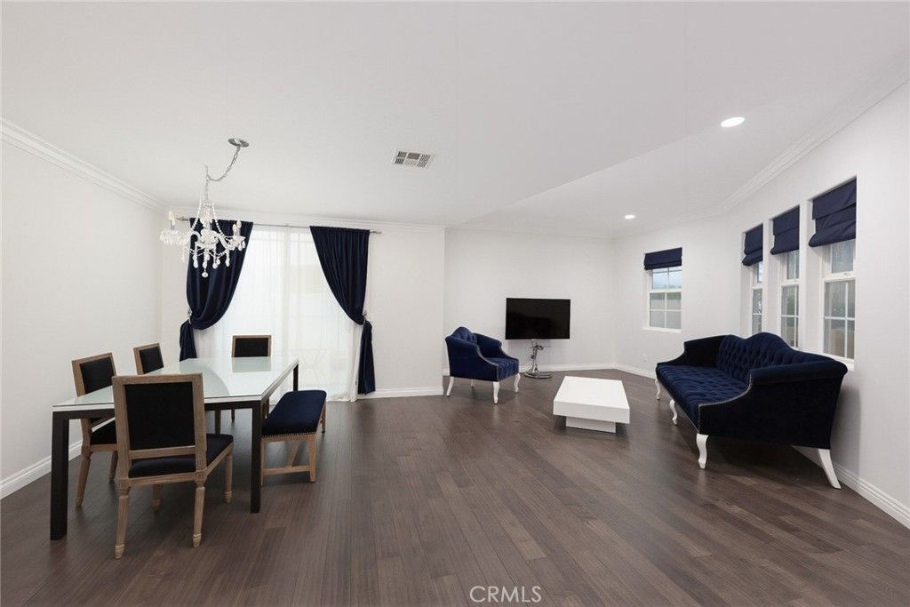 Image 11 of property listing at 2743 Montrose Avenue 110, Montrose, CA 91020