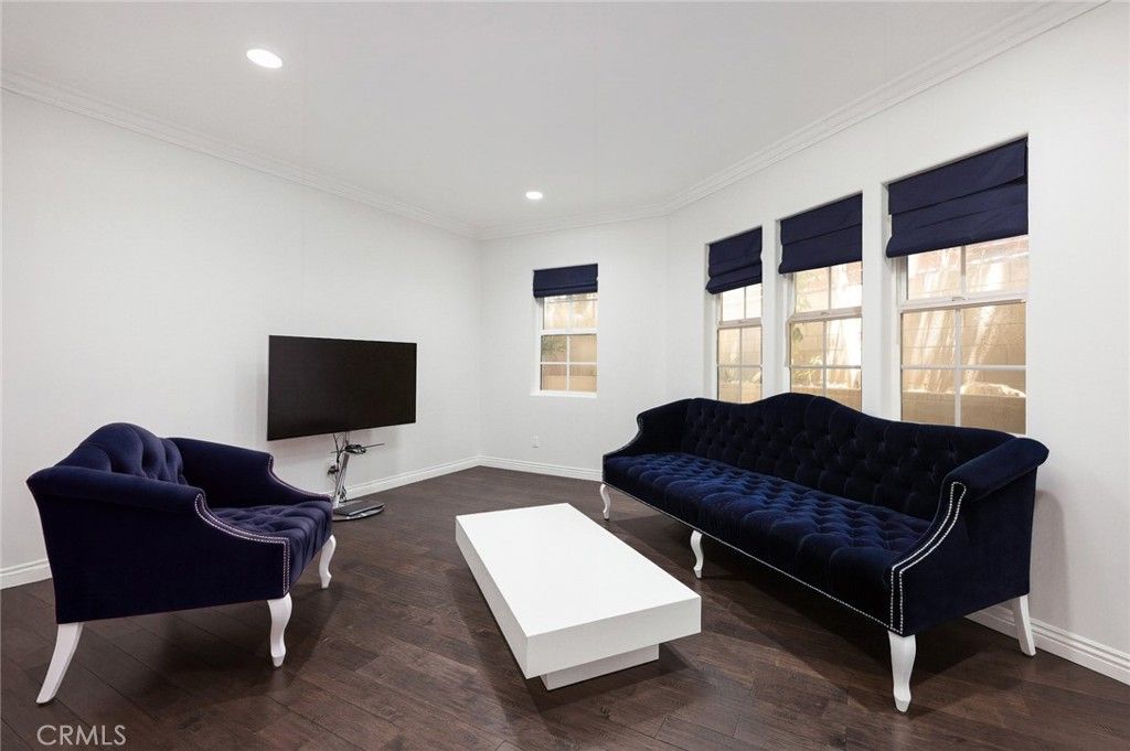 Image 12 of property listing at 2743 Montrose Avenue 110, Montrose, CA 91020