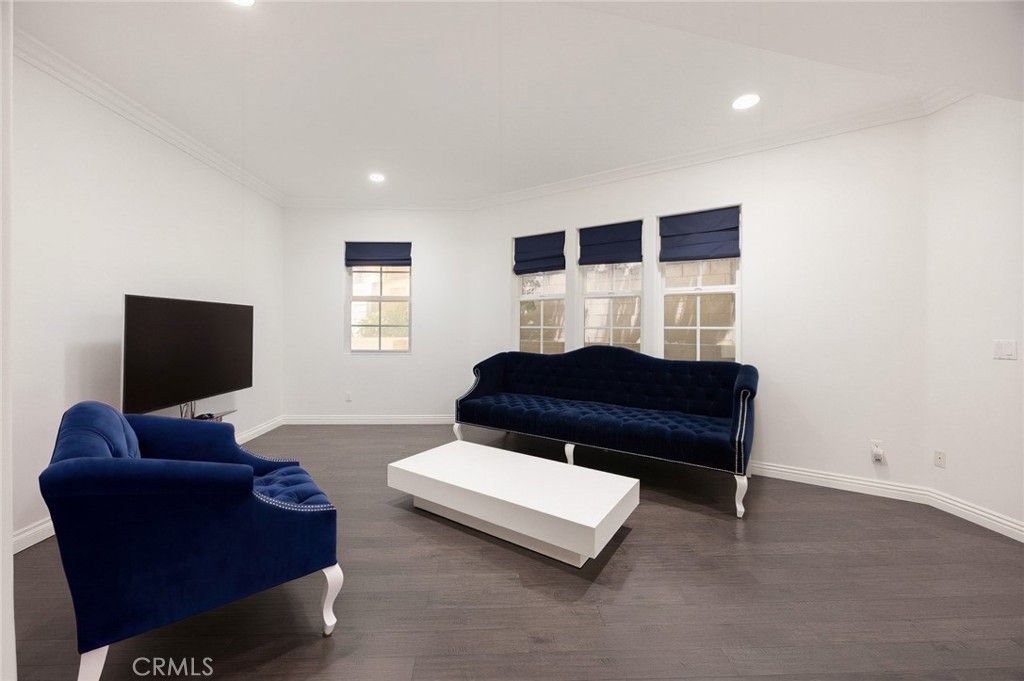 Image 13 of property listing at 2743 Montrose Avenue 110, Montrose, CA 91020
