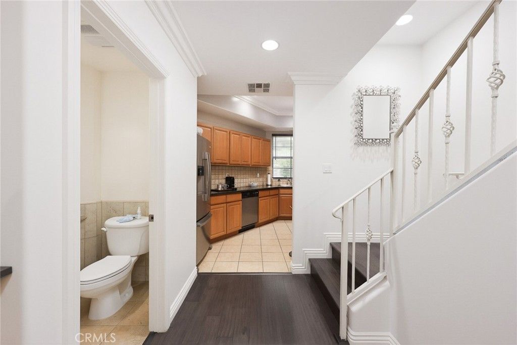 Image 15 of property listing at 2743 Montrose Avenue 110, Montrose, CA 91020