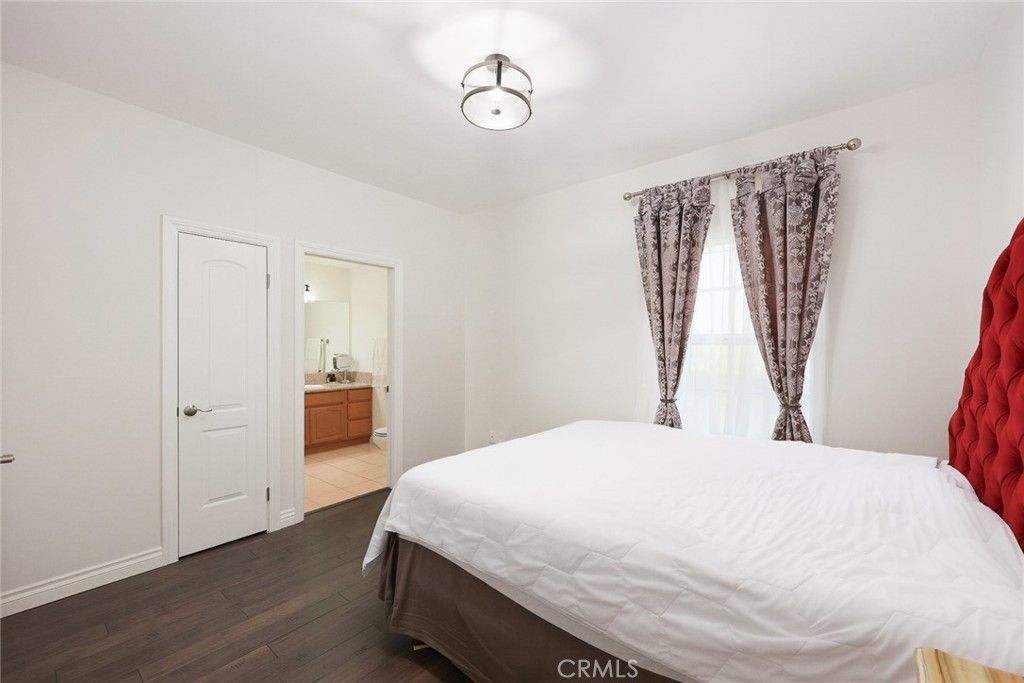 Image 21 of property listing at 2743 Montrose Avenue 110, Montrose, CA 91020
