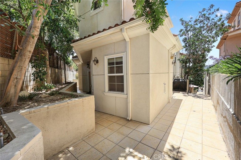 Image 29 of property listing at 2743 Montrose Avenue 110, Montrose, CA 91020