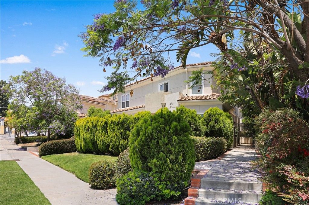Image 4 of property listing at 2743 Montrose Avenue 110, Montrose, CA 91020