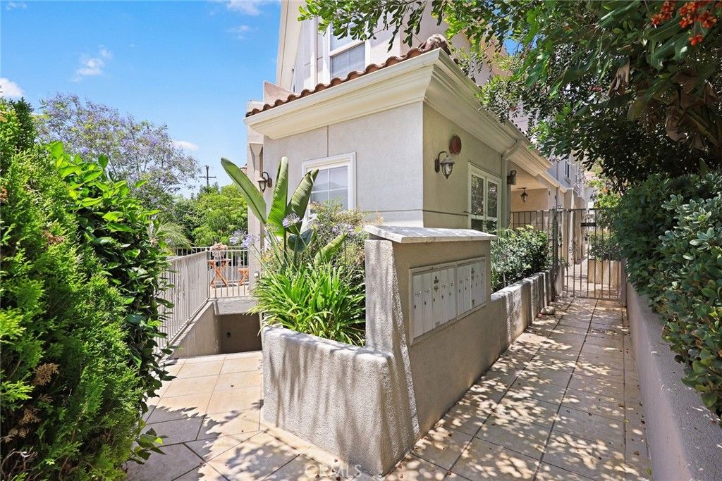 Image 5 of property listing at 2743 Montrose Avenue 110, Montrose, CA 91020