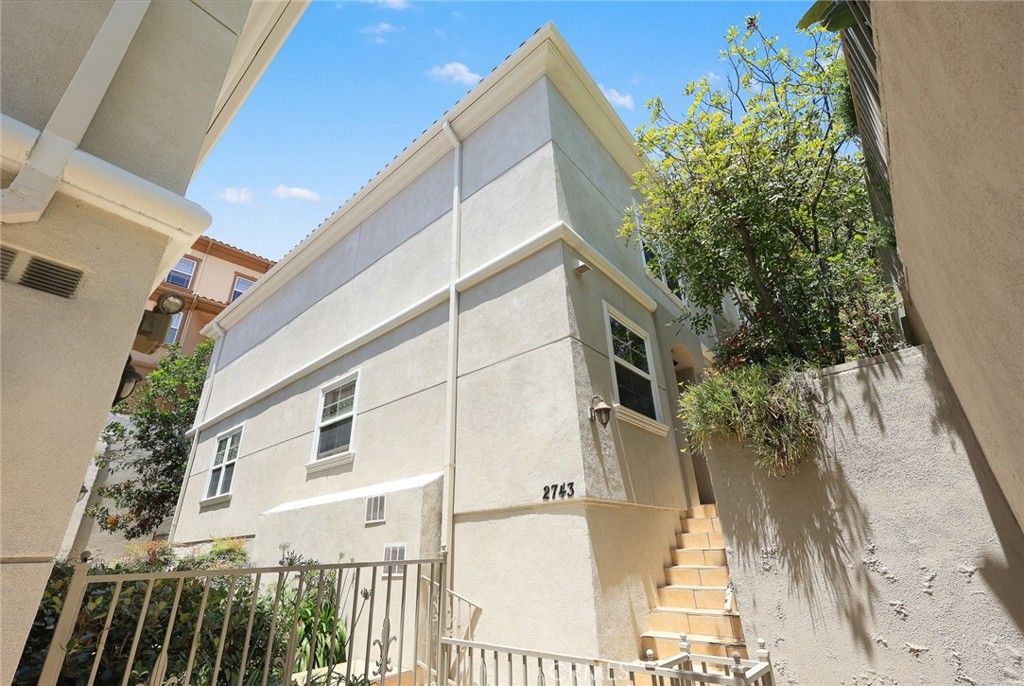 Image 6 of property listing at 2743 Montrose Avenue 110, Montrose, CA 91020