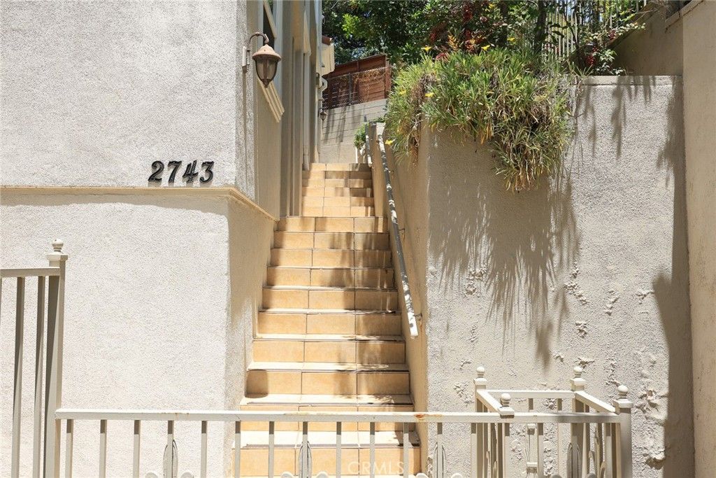 Image 7 of property listing at 2743 Montrose Avenue 110, Montrose, CA 91020