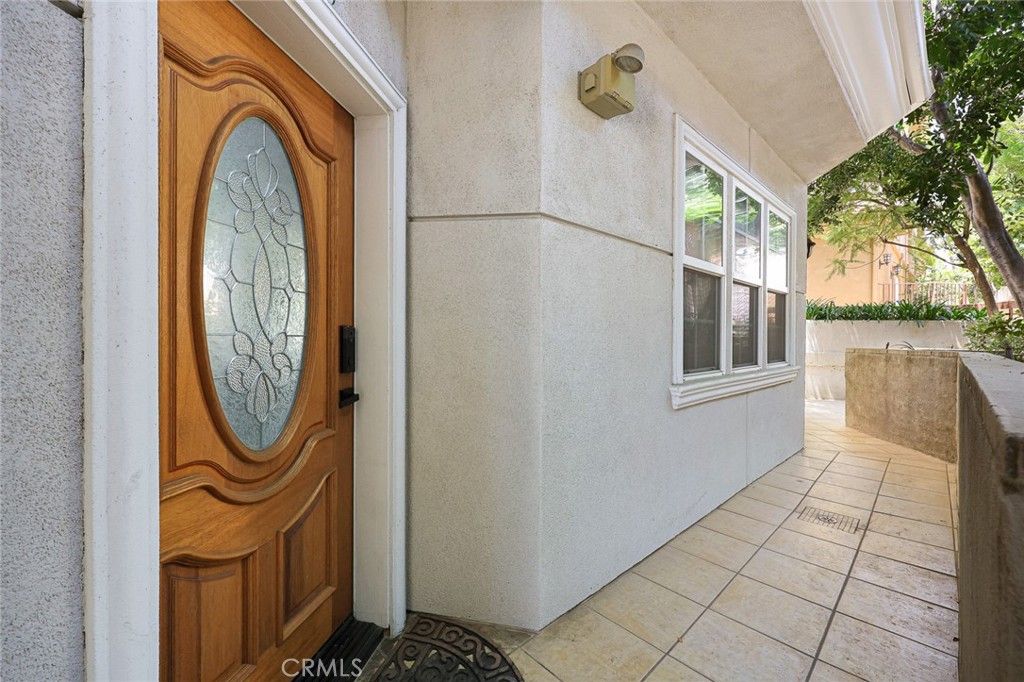 Image 8 of property listing at 2743 Montrose Avenue 110, Montrose, CA 91020