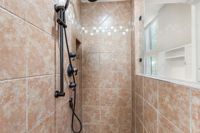 2034 Hidden Creek Drive, Kingwood, TX 77339