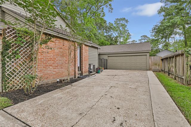 2034 Hidden Creek Drive, Kingwood, TX 77339