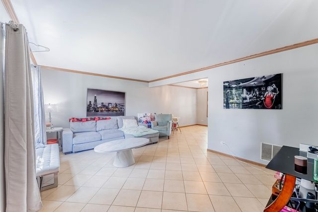 29 N Walnut Court, Streamwood, IL 60107