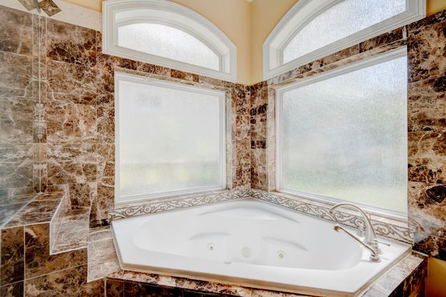 40 W Oaks Court, Montgomery, TX 77356
