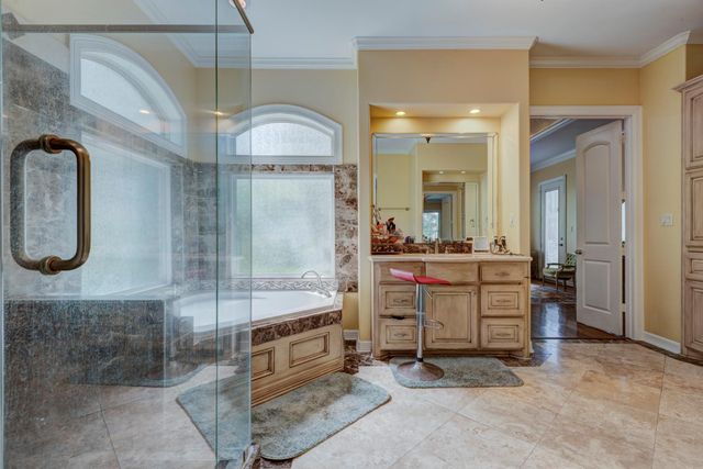 40 W Oaks Court, Montgomery, TX 77356