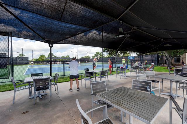 40 W Oaks Court, Montgomery, TX 77356