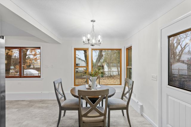 735 Warner Avenue N, Mahtomedi, MN 55115