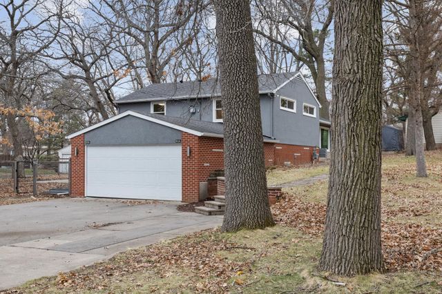 735 Warner Avenue N, Mahtomedi, MN 55115