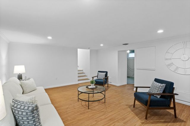 735 Warner Avenue N, Mahtomedi, MN 55115