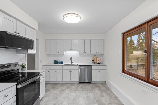 735 Warner Avenue N, Mahtomedi, MN 55115