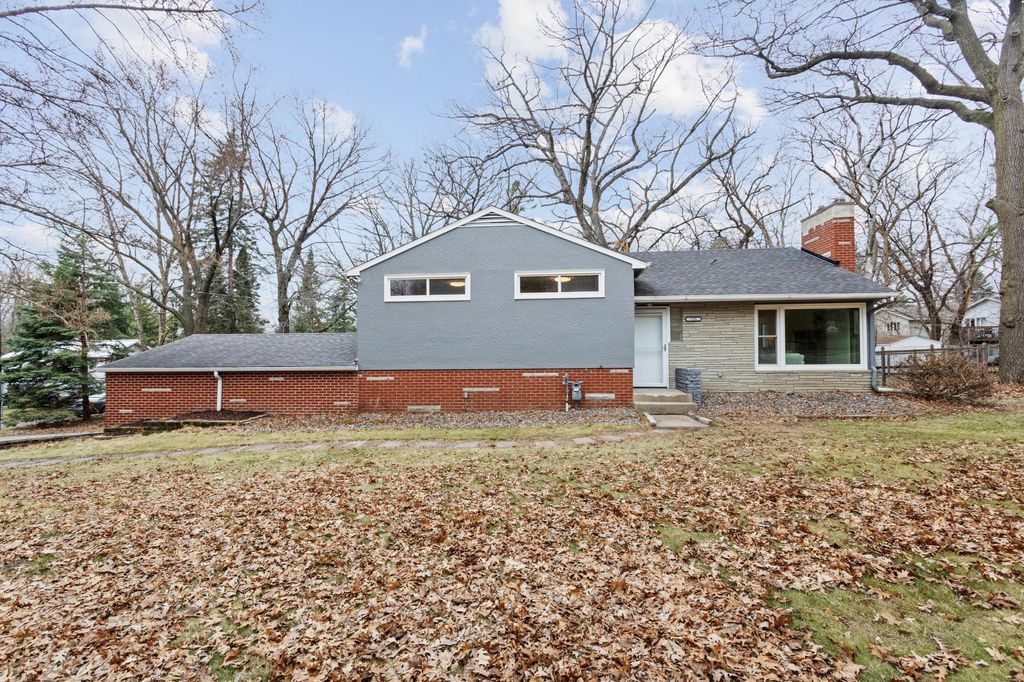 735 Warner Avenue N, Mahtomedi, MN 55115