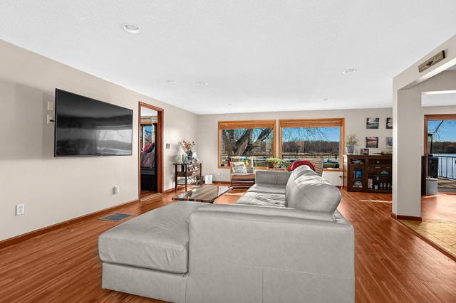 742 Shore Acres Road, La Crescent, MN 55947