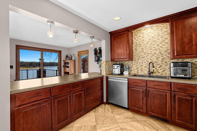 742 Shore Acres Road, La Crescent, MN 55947