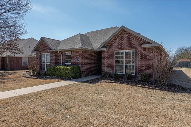 967 Meadowlands Drive, Fayetteville, AR 72704