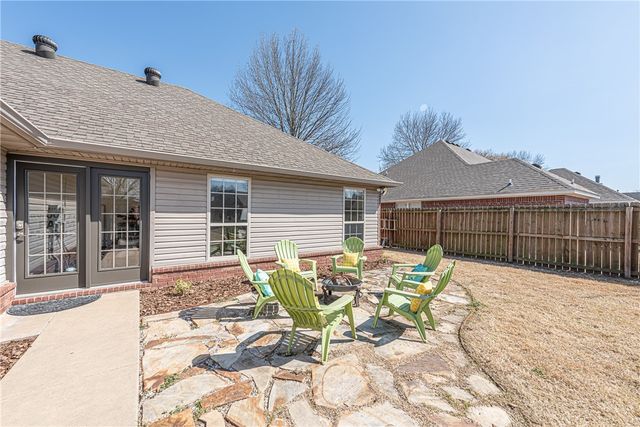 967 Meadowlands Drive, Fayetteville, AR 72704