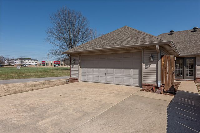 967 Meadowlands Drive, Fayetteville, AR 72704