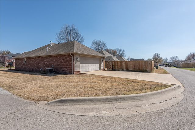 967 Meadowlands Drive, Fayetteville, AR 72704