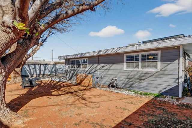 302 SW 9th St, Andrews, TX 79714