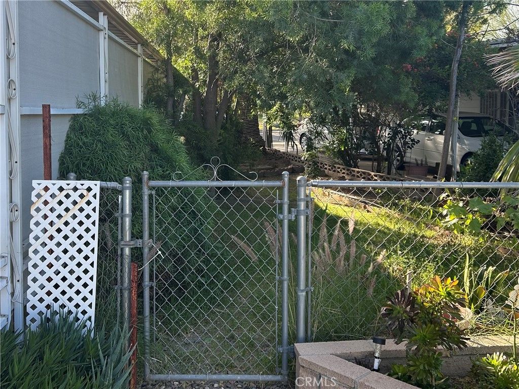 Image 5 of property listing at 680 Camino Real, Hemet, CA 92543