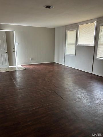 6826 Friarwood Drive, Berkeley, MO 63134