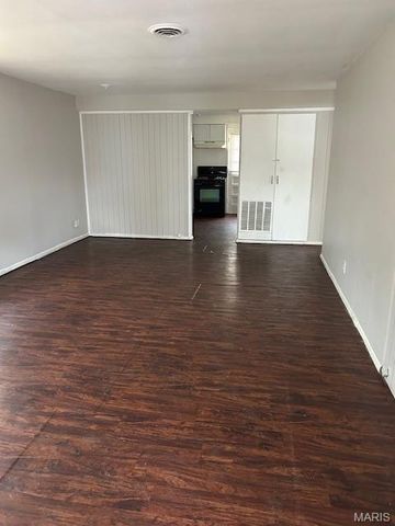 6826 Friarwood Drive, Berkeley, MO 63134