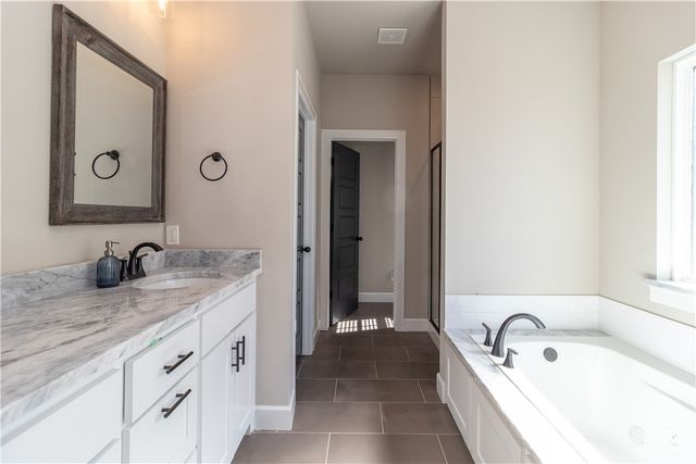1137 Laux Lane, Pea Ridge, AR 72751
