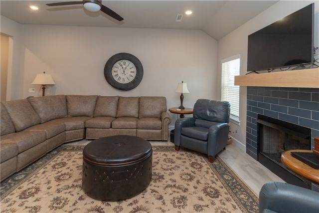 1137 Laux Lane, Pea Ridge, AR 72751