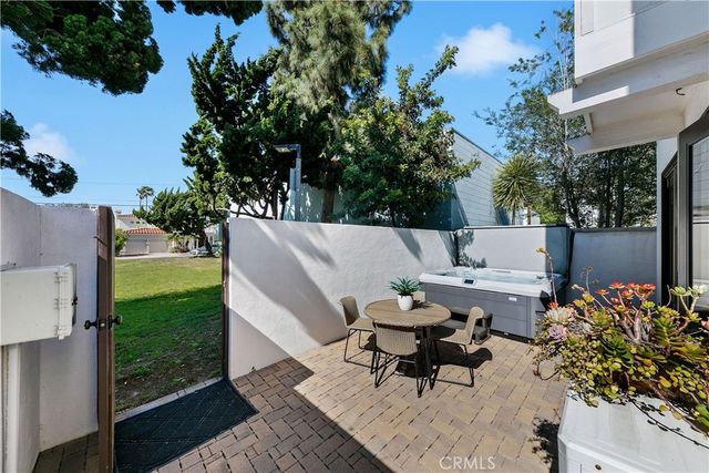 557 3rd Street, Hermosa Beach, CA 90254