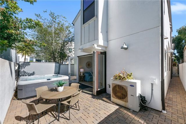557 3rd Street, Hermosa Beach, CA 90254