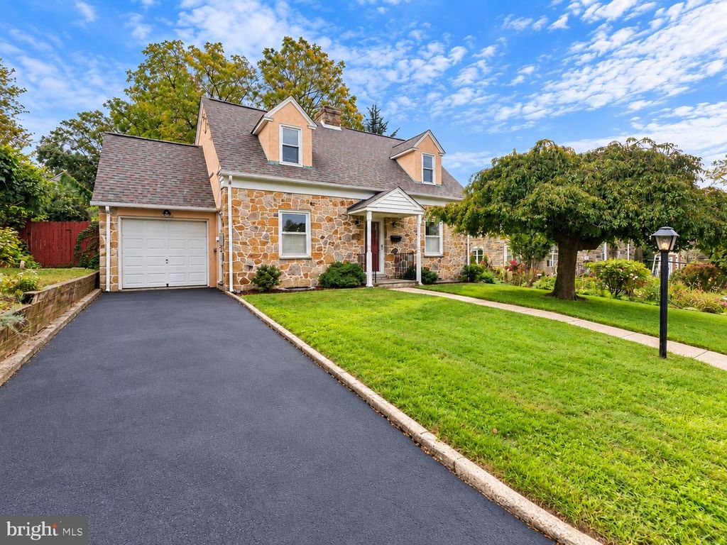 Image 2 of property listing at 2516 AVON RD, Ardmore, PA 19003