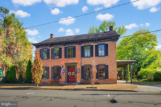 225 W MARKET ST, Marietta, PA 17547