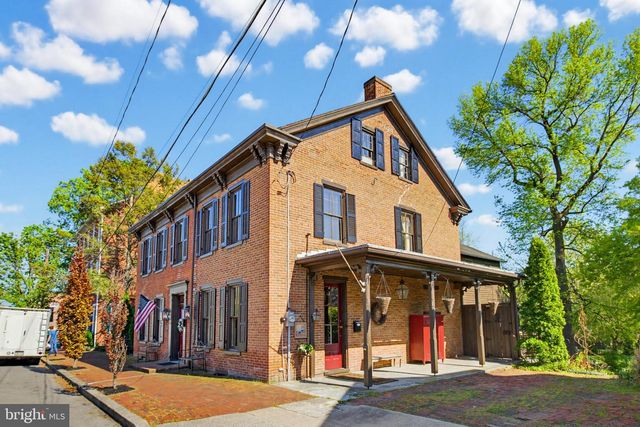 225 W MARKET ST, Marietta, PA 17547