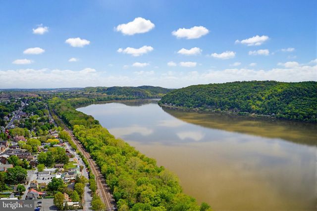 225 W MARKET ST, Marietta, PA 17547