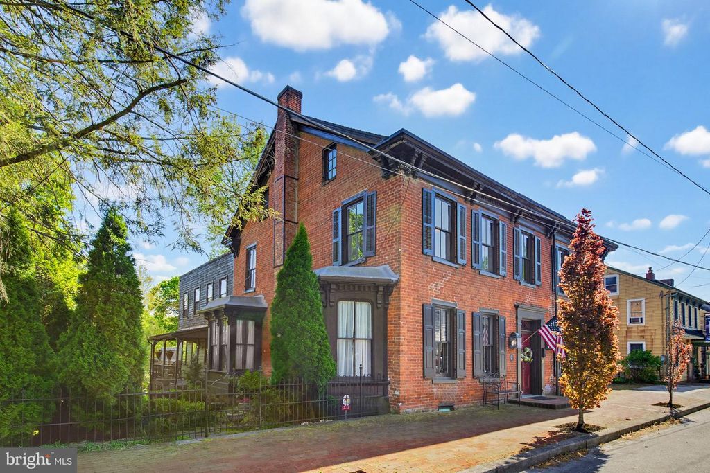 225 W MARKET ST, Marietta, PA 17547