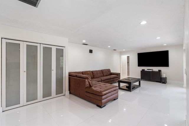 516 Muirfield Drive, Atlantis, FL 33462