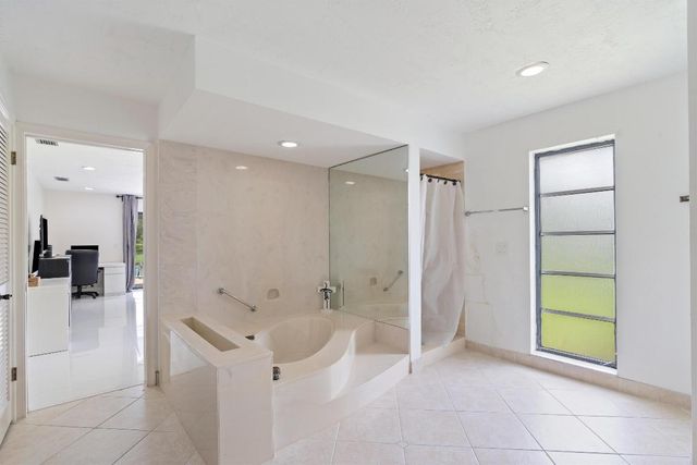 516 Muirfield Drive, Atlantis, FL 33462