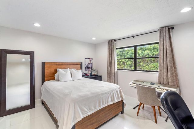 516 Muirfield Drive, Atlantis, FL 33462