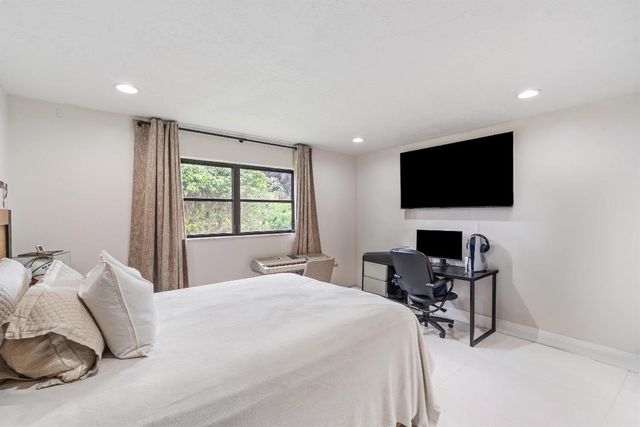 516 Muirfield Drive, Atlantis, FL 33462