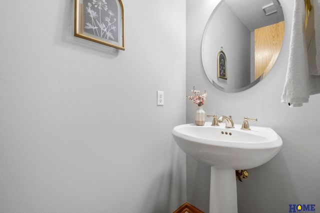 6715 Leesburg Court, Lincoln, NE 68516