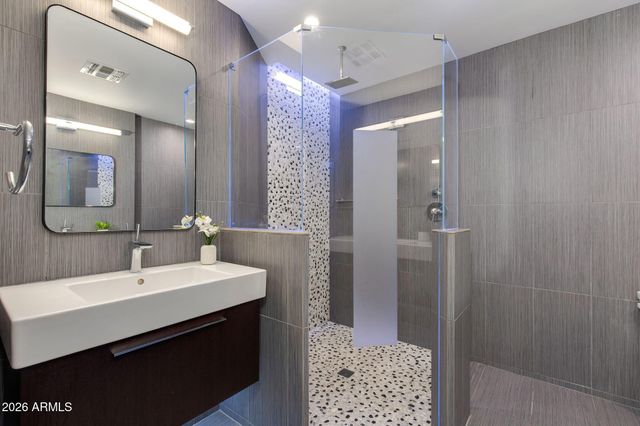 3715 E GLENROSA Avenue, Phoenix, AZ 85018