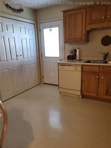 32 2ND Street W, St Albans, WV 25177
